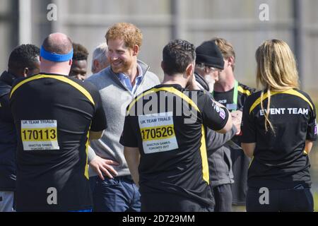 Prinz Harry besucht im Auftrag der Invictus Games Foundation das Sporttrainingsdorf der Universität Bath in Bath. Im Rahmen des Besuchs wird er die britischen Team-Trials für die Invictus Games Toronto 2017 beobachten. Bilddatum: Freitag, 7. April 2017. Bildnachweis sollte lauten: Matt Crossick/ EMPICS Entertainment. Stockfoto