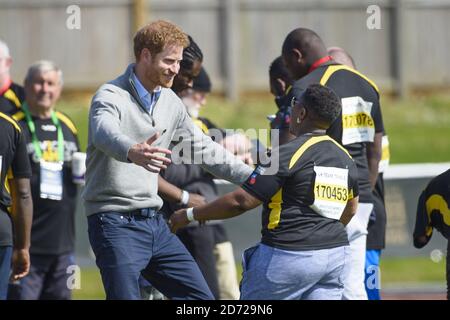 Prinz Harry besucht im Auftrag der Invictus Games Foundation das Sporttrainingsdorf der Universität Bath in Bath. Im Rahmen des Besuchs wird er die britischen Team-Trials für die Invictus Games Toronto 2017 beobachten. Bilddatum: Freitag, 7. April 2017. Bildnachweis sollte lauten: Matt Crossick/ EMPICS Entertainment. Stockfoto