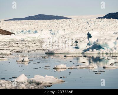 Eisberge im Fjordsystem Uummannaq im Norden westgrönlands. Glacier Store Gletscher und die Eiskappe im Hintergrund. Amerika, Nord Amer Stockfoto