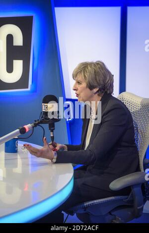 Premierminister Theresa May MP wird von Nick Ferrari auf LBC "Leaders Live", in ihren Studios in Leicester Square, London, interviewt. Die Show ist die erste in einer Reihe von Live-Interviews mit Parteiführern während des Wahlkampfs. Bilddatum: Donnerstag, 11. Mai 2017. Bildnachweis sollte lauten: Matt Crossick/ EMPICS Entertainment. Stockfoto