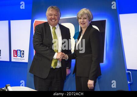 Premierminister Theresa May MP wird von Nick Ferrari auf LBC "Leaders Live", in ihren Studios in Leicester Square, London, interviewt. Die Show ist die erste in einer Reihe von Live-Interviews mit Parteiführern während des Wahlkampfs. Bilddatum: Donnerstag, 11. Mai 2017. Bildnachweis sollte lauten: Matt Crossick/ EMPICS Entertainment. Stockfoto