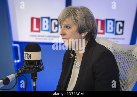 Premierminister Theresa May MP wird von Nick Ferrari auf LBC "Leaders Live", in ihren Studios in Leicester Square, London, interviewt. Die Show ist die erste in einer Reihe von Live-Interviews mit Parteiführern während des Wahlkampfs. Bilddatum: Donnerstag, 11. Mai 2017. Bildnachweis sollte lauten: Matt Crossick/ EMPICS Entertainment. Stockfoto