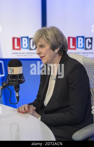 Premierminister Theresa May MP wird von Nick Ferrari auf LBC "Leaders Live", in ihren Studios in Leicester Square, London, interviewt. Die Show ist die erste in einer Reihe von Live-Interviews mit Parteiführern während des Wahlkampfs. Bilddatum: Donnerstag, 11. Mai 2017. Bildnachweis sollte lauten: Matt Crossick/ EMPICS Entertainment. Stockfoto