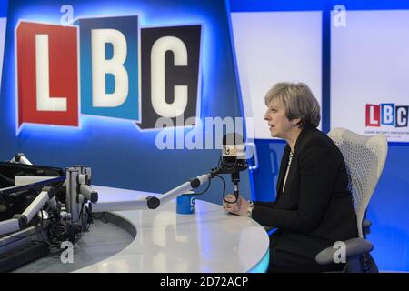 Premierminister Theresa May MP wird von Nick Ferrari auf LBC "Leaders Live", in ihren Studios in Leicester Square, London, interviewt. Die Show ist die erste in einer Reihe von Live-Interviews mit Parteiführern während des Wahlkampfs. Bilddatum: Donnerstag, 11. Mai 2017. Bildnachweis sollte lauten: Matt Crossick/ EMPICS Entertainment. Stockfoto