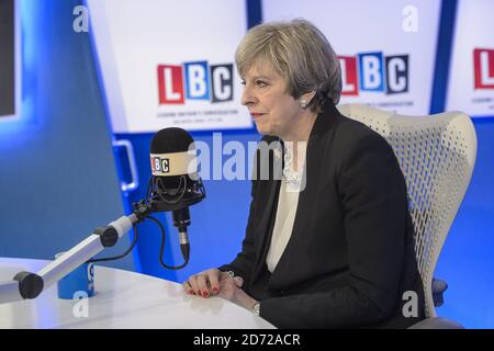 Premierminister Theresa May MP wird von Nick Ferrari auf LBC "Leaders Live", in ihren Studios in Leicester Square, London, interviewt. Die Show ist die erste in einer Reihe von Live-Interviews mit Parteiführern während des Wahlkampfs. Bilddatum: Donnerstag, 11. Mai 2017. Bildnachweis sollte lauten: Matt Crossick/ EMPICS Entertainment. Stockfoto