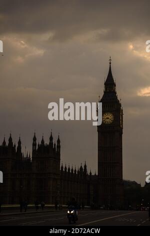 Allgemeine Ansicht des Sonnenuntergangs über den Houses of Parliament in Westminster, London. Bilddatum: Donnerstag, 11. Mai 2017. Bildnachweis sollte lauten: Matt Crossick/EMPICS Entertainment. Stockfoto