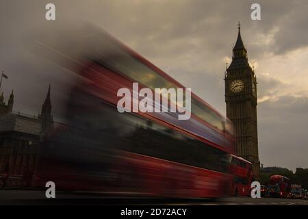 Allgemeine Ansicht des Sonnenuntergangs über den Houses of Parliament in Westminster, London. Bilddatum: Donnerstag, 11. Mai 2017. Bildnachweis sollte lauten: Matt Crossick/EMPICS Entertainment. Stockfoto