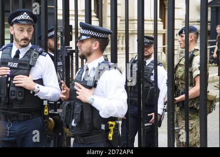 Ein Mitglied der Armee schließt sich Polizeibeamten vor der Downing Street, London, an, nachdem Scotland Yard angekündigt hatte, dass bewaffnete Truppen eingesetzt werden, um "Schlüsselorte" wie Buckingham Palace, Downing Street, den Palace of Westminster und Botschaften zu bewachen. Bilddatum: Mittwoch, 24. Mai 2017. Bildnachweis sollte lauten: Matt Crossick/ EMPICS Entertainment. Stockfoto