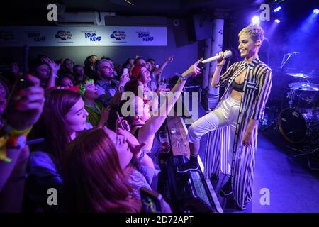 EXKLUSIVE INHALTE. NUR FÜR REDAKTIONELLE ZWECKE. Katy Perry tritt bei der Launch Party für die neue Capital Breakfast Show mit Roman Kemp im Small Water Rats Pub in London auf, wo sie vor 10 Jahren ihr Debüt in Großbritannien gab. Bilddatum: Donnerstag, 25. Mai 2017. Bildnachweis sollte lauten: Matt Crossick/ EMPICS Entertainment. Stockfoto