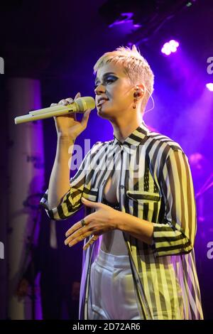 EXKLUSIVE INHALTE. NUR FÜR REDAKTIONELLE ZWECKE. Katy Perry tritt bei der Launch Party für die neue Capital Breakfast Show mit Roman Kemp im Small Water Rats Pub in London auf, wo sie vor 10 Jahren ihr Debüt in Großbritannien gab. Bilddatum: Donnerstag, 25. Mai 2017. Bildnachweis sollte lauten: Matt Crossick/ EMPICS Entertainment. Stockfoto