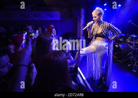 EXKLUSIVE INHALTE. NUR FÜR REDAKTIONELLE ZWECKE. Katy Perry tritt bei der Launch Party für die neue Capital Breakfast Show mit Roman Kemp im Small Water Rats Pub in London auf, wo sie vor 10 Jahren ihr Debüt in Großbritannien gab. Bilddatum: Donnerstag, 25. Mai 2017. Bildnachweis sollte lauten: Matt Crossick/ EMPICS Entertainment. Stockfoto