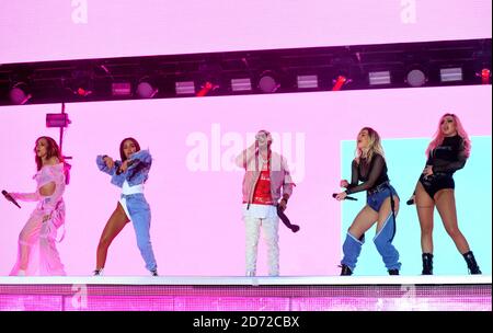 Sean Paul mit Perrie Edwards, Jade Thirlwall, Jesy Nelson und Leigh-Anne Pinnock von Little Mix beim Summertime Ball von Capital FM mit Vodafone im Wembley Stadium, London. Bildnachweis sollte Matt Crossick / EMPICS Entertainment lesen. Stockfoto