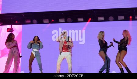 Sean Paul mit Perrie Edwards, Jade Thirlwall, Jesy Nelson und Leigh-Anne Pinnock von Little Mix beim Summertime Ball von Capital FM mit Vodafone im Wembley Stadium, London. Bildnachweis sollte Matt Crossick / EMPICS Entertainment lesen. Stockfoto