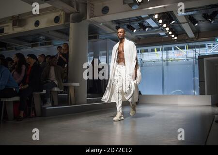 Ein Model auf dem Laufsteg während der D.GNAK London Fashion Week Men's SS18 Show im BFC Show Space, London. Bilddatum: Montag, 12. Juni 2017. Bildnachweis sollte lauten: Matt Crossick/ EMPICS Entertainment. Stockfoto