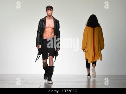 Ein Model auf dem Laufsteg während der D.GNAK London Fashion Week Men's SS18 Show im BFC Show Space, London. Bilddatum: Montag, 12. Juni 2017. Bildnachweis sollte lauten: Matt Crossick/ EMPICS Entertainment. Stockfoto