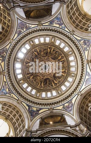 Allgemeine Ansicht der Kuppel der St. Paul's Cathedral in London, mit Gemälden des Lebens von St. Paul von Sir James Thornhill. Bilddatum: Freitag, 9. Juni 2017. Bildnachweis sollte lauten: Matt Crossick/ EMPICS Entertainment. Stockfoto