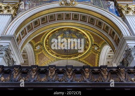 Gesamtansicht des Chores der St Paul's Cathedral in London. Die Holzbeschläge wurden von Sir Christopher Wren entworfen und von Grinling Gibbons geschnitzt. Bilddatum: Freitag, 9. Juni 2017. Bildnachweis sollte lauten: Matt Crossick/ EMPICS Entertainment. Stockfoto