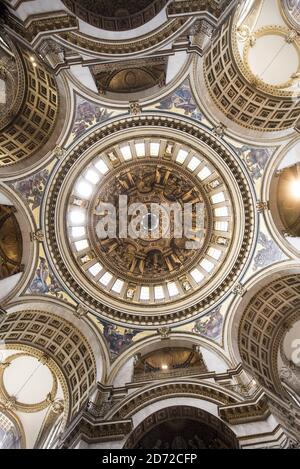 Allgemeine Ansicht der Kuppel der St. Paul's Cathedral in London, mit Gemälden des Lebens von St. Paul von Sir James Thornhill. Bilddatum: Freitag, 9. Juni 2017. Bildnachweis sollte lauten: Matt Crossick/ EMPICS Entertainment. Stockfoto