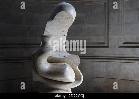 Madonna mit Kind von Henry Moore, ausgestellt im Chor der St. Paul's Cathedral in London. Bilddatum: Freitag, 9. Juni 2017. Bildnachweis sollte lauten: Matt Crossick/ EMPICS Entertainment. Stockfoto