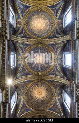 Allgemeine Ansicht des Gewölbes über dem Chor der St Paul's Cathedral in London, die mit Mosaiken von Sir William Blake Richmond dekoriert ist. Bilddatum: Freitag, 9. Juni 2017. Bildnachweis sollte lauten: Matt Crossick/ EMPICS Entertainment. Stockfoto