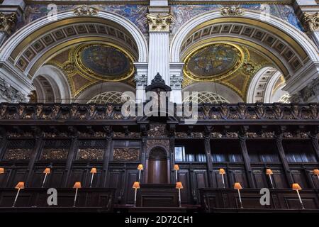 Gesamtansicht des Chores der St Paul's Cathedral in London. Die Holzbeschläge wurden von Sir Christopher Wren entworfen und von Grinling Gibbons geschnitzt. Bilddatum: Freitag, 9. Juni 2017. Bildnachweis sollte lauten: Matt Crossick/ EMPICS Entertainment. Stockfoto