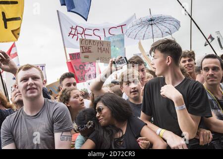 Die Menge beobachtet Jeremy Corbyn, wie er auf der Pyramid Stage während des Glastonbury Festivals auf der Worthy Farm in Pilton, Somerset, spricht. Bilddatum: Samstag, 24. Juni 2017. Bildnachweis sollte lauten: Matt Crossick/ EMPICS Entertainment. Stockfoto