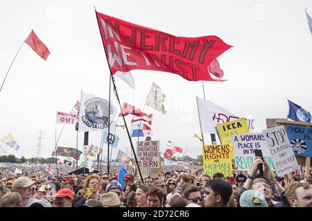 Die Menge beobachtet Jeremy Corbyn, wie er auf der Pyramid Stage während des Glastonbury Festivals auf der Worthy Farm in Pilton, Somerset, spricht. Bilddatum: Samstag, 24. Juni 2017. Bildnachweis sollte lauten: Matt Crossick/ EMPICS Entertainment. Stockfoto