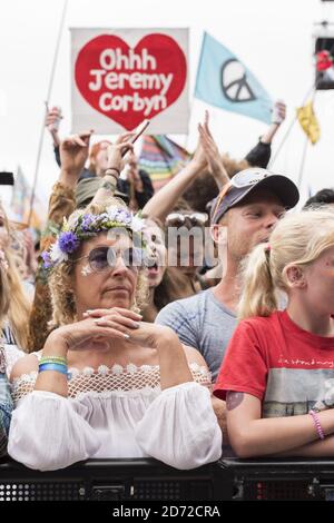 Die Menge beobachtet Jeremy Corbyn, wie er auf der Pyramid Stage während des Glastonbury Festivals auf der Worthy Farm in Pilton, Somerset, spricht. Bilddatum: Samstag, 24. Juni 2017. Bildnachweis sollte lauten: Matt Crossick/ EMPICS Entertainment. Stockfoto