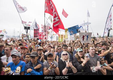 Die Menge beobachtet Jeremy Corbyn, wie er auf der Pyramid Stage während des Glastonbury Festivals auf der Worthy Farm in Pilton, Somerset, spricht. Bilddatum: Samstag, 24. Juni 2017. Bildnachweis sollte lauten: Matt Crossick/ EMPICS Entertainment. Stockfoto