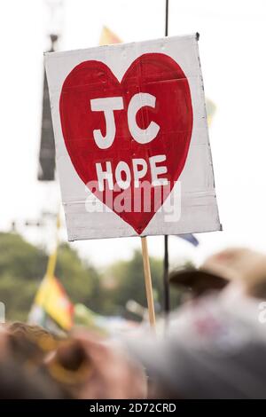 Während des Glastonbury Festivals auf der Worthy Farm in Pilton, Somerset, wurden Banner hochgehalten, während die Menge Jeremy Corbyn beim Sprechen auf der Pyramid Stage zuschaut. Bilddatum: Samstag, 24. Juni 2017. Bildnachweis sollte lauten: Matt Crossick/ EMPICS Entertainment. Stockfoto