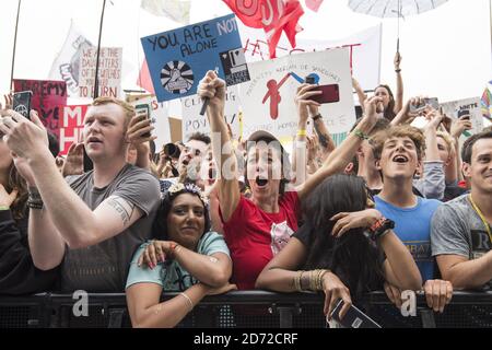 Die Menge beobachtet Jeremy Corbyn, wie er auf der Pyramid Stage während des Glastonbury Festivals auf der Worthy Farm in Pilton, Somerset, spricht. Bilddatum: Samstag, 24. Juni 2017. Bildnachweis sollte lauten: Matt Crossick/ EMPICS Entertainment. Stockfoto