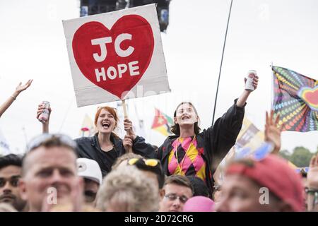 Die Menge beobachtet Jeremy Corbyn, wie er auf der Pyramid Stage während des Glastonbury Festivals auf der Worthy Farm in Pilton, Somerset, spricht. Bilddatum: Samstag, 24. Juni 2017. Bildnachweis sollte lauten: Matt Crossick/ EMPICS Entertainment. Stockfoto