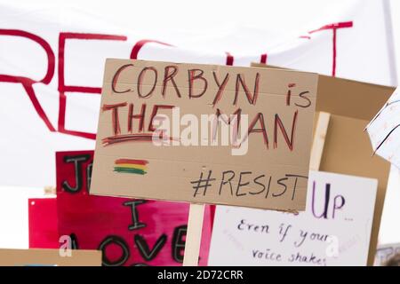 Während des Glastonbury Festivals auf der Worthy Farm in Pilton, Somerset, wurden Banner hochgehalten, während die Menge Jeremy Corbyn beim Sprechen auf der Pyramid Stage zuschaut. Bilddatum: Samstag, 24. Juni 2017. Bildnachweis sollte lauten: Matt Crossick/ EMPICS Entertainment. Stockfoto