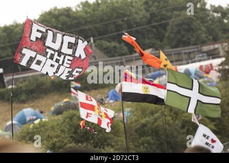 REDAKTEURE MERKEN INHALT Banner hielten sich auf, während die Menge Jeremy Corbyn auf der Pyramid Stage während des Glastonbury Festivals auf der Worthy Farm in Pilton, Somerset, sprechen sehen. Bilddatum: Samstag, 24. Juni 2017. Bildnachweis sollte lauten: Matt Crossick/ EMPICS Entertainment. Stockfoto