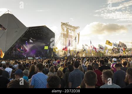 Die Menge beobachtet Biffy Clyro beim Glastonbury Festival auf der Worthy Farm in Pilton, Somerset. Bilddatum: Sonntag, 25. Juni 2017. Bildnachweis sollte lauten: Matt Crossick/ EMPICS Entertainment. Stockfoto