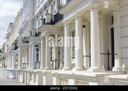 Eine Reihe von Häusern in Kensington Park Gardens, in Notting Hill, London, wo ein Haus vor kurzem für über £9 Millionen verkauft. Der Stadtteil Kensington and Chelsea ist einer der am stärksten polarisierten in Großbritannien, mit einigen der teuersten Immobilien in Großbritannien nur einen kurzen Spaziergang von mehreren der am stärksten benachteiligten Bezirke des Landes - einschließlich der Gegend um den Grenfell Tower. Bilddatum: Mittwoch, 12. Juli 2017. Bildnachweis sollte lauten: Matt Crossick/ EMPICS Entertainment. Stockfoto