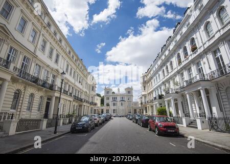 Eine Reihe von Häusern in Stanley Gardens, in Notting Hill, London, wo ein Haus ist derzeit zum Verkauf für über £11 Millionen. Der Stadtteil Kensington and Chelsea ist einer der am stärksten polarisierten in Großbritannien, mit einigen der teuersten Immobilien in Großbritannien nur einen kurzen Spaziergang von mehreren der am stärksten benachteiligten Bezirke des Landes - einschließlich der Gegend um den Grenfell Tower. Bilddatum: Mittwoch, 12. Juli 2017. Bildnachweis sollte lauten: Matt Crossick/ EMPICS Entertainment. Stockfoto