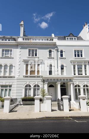 Eine Reihe von Häusern in Elgin Crescent, in Notting Hill, London, wo ein Reihenhaus ist derzeit zum Verkauf für über £12 Millionen. Der Stadtteil Kensington and Chelsea ist einer der am stärksten polarisierten in Großbritannien, mit einigen der teuersten Immobilien in Großbritannien nur einen kurzen Spaziergang von mehreren der am stärksten benachteiligten Bezirke des Landes - einschließlich der Gegend um den Grenfell Tower. Bilddatum: Mittwoch, 12. Juli 2017. Bildnachweis sollte lauten: Matt Crossick/ EMPICS Entertainment. Stockfoto