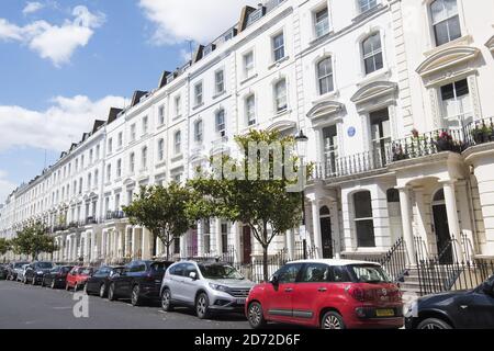 Eine Reihe von Häusern in Stanley Gardens, in Notting Hill, London, wo ein Haus ist derzeit zum Verkauf für über £11 Millionen. Der Stadtteil Kensington and Chelsea ist einer der am stärksten polarisierten in Großbritannien, mit einigen der teuersten Immobilien in Großbritannien nur einen kurzen Spaziergang von mehreren der am stärksten benachteiligten Bezirke des Landes - einschließlich der Gegend um den Grenfell Tower. Bilddatum: Mittwoch, 12. Juli 2017. Bildnachweis sollte lauten: Matt Crossick/ EMPICS Entertainment. Stockfoto