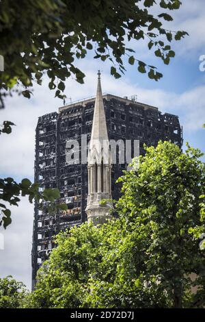 Allgemeine Ansicht der Überreste des Grenfell Tower, mit dem Turm der Notting Hill Methodist Church, einen Monat nach dem Brand verschlungen der 24-stöckigen Block in Kensington, London. Bilddatum: Mittwoch, 12. Juli 2017. Bildnachweis sollte lauten: Matt Crossick/ EMPICS Entertainment. Stockfoto