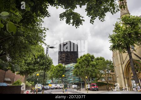 Gesamtansicht der Überreste des Grenfell Tower, einen Monat nachdem das Feuer den 24-stöckigen Block in Kensington, London, verschlang. Bilddatum: Dienstag, 11. Juli 2017. Bildnachweis sollte lauten: Matt Crossick/ EMPICS Entertainment. Stockfoto