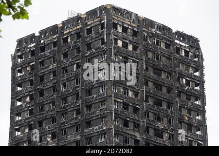 Gesamtansicht der Überreste des Grenfell Tower, einen Monat nachdem das Feuer den 24-stöckigen Block in Kensington, London, verschlang. Bilddatum: Dienstag, 11. Juli 2017. Bildnachweis sollte lauten: Matt Crossick/ EMPICS Entertainment. Stockfoto