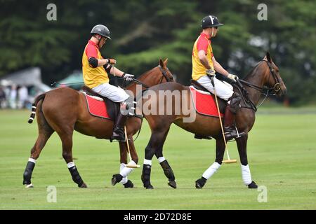 Prinz Harry und Prinz William, Duke of Cambridge, im Cirencester Park Polo Club in Gloucestershire beim Spiel der Jerudong Trophy. Bilddatum: Samstag, 15. Juli 2017. Bildnachweis sollte lauten: Matt Crossick/ EMPICS Entertainment. Stockfoto