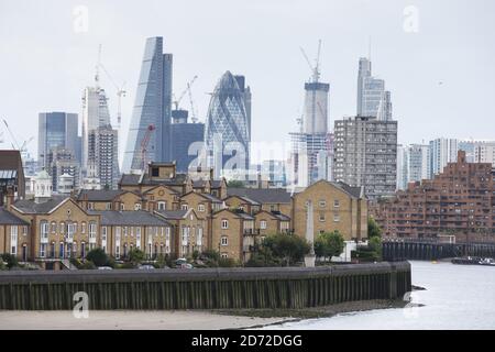 Gesamtansicht der Wohnungen vor der City of London Skyline. Bilddatum: Dienstag, 1. August 2017. Bildnachweis sollte lauten: Matt Crossick/ EMPICS Entertainment. Stockfoto