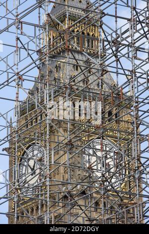 Der Elizabeth Tower, in dem Big Ben untergebracht ist, ist durch Gerüste rund um den Palace of Westminster, London, zu sehen. Der Turm wird in einem dreijährigen Restaurierungsprojekt durchgeführt, um die Struktur und die berühmte Uhr zu erhalten. Bilddatum: Donnerstag, 3. August 2017. Bildnachweis sollte lauten: Matt Crossick/ EMPICS Entertainment. Stockfoto