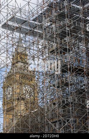 Der Elizabeth Tower, in dem Big Ben untergebracht ist, ist durch Gerüste rund um den Palace of Westminster, London, zu sehen. Der Turm wird in einem dreijährigen Restaurierungsprojekt durchgeführt, um die Struktur und die berühmte Uhr zu erhalten. Bilddatum: Donnerstag, 3. August 2017. Bildnachweis sollte lauten: Matt Crossick/ EMPICS Entertainment. Stockfoto