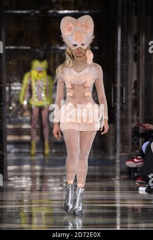 Alice Dellal auf dem Laufsteg während der Pam Hogg London Fashion Week SS18 Show in der Freimaurer-Halle, London. Bilddatum: Freitag, 16. September 2017. Bildnachweis sollte lauten: Matt Crossick/ EMPICS Entertainment. Stockfoto