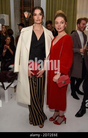 Margaret Clooney und Nell Hudson in der ersten Reihe während der Jasper Conran London Fashion Week SS18 Show im Claridge's, London. Bilddatum: Samstag, 16. September 2017. Bildnachweis sollte lauten: Matt Crossick/ EMPICS Entertainment. Stockfoto