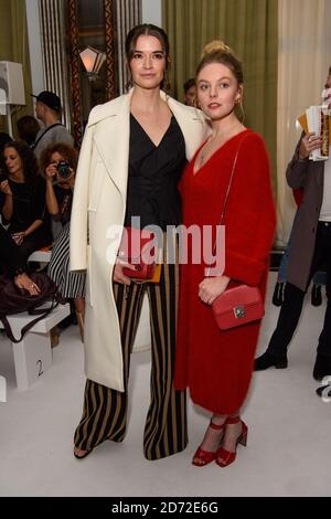 Margaret Clooney und Nell Hudson in der ersten Reihe während der Jasper Conran London Fashion Week SS18 Show im Claridge's, London. Bilddatum: Samstag, 16. September 2017. Bildnachweis sollte lauten: Matt Crossick/ EMPICS Entertainment. Stockfoto