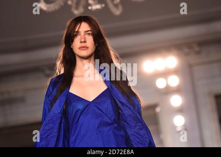 Models auf dem Laufsteg während der Jasper Conran London Fashion Week SS18 Show im Claridge's, London. Bilddatum: Samstag, 16. September 2017. Bildnachweis sollte lauten: Matt Crossick/ EMPICS Entertainment. Stockfoto